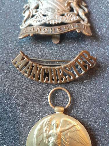 Victory Medal, Silver Wound Badge cap badges and lapel insignia